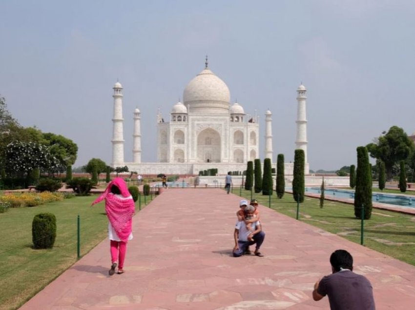 Rihapet Taj Mahal - një nga atraksionet kryesore turistike