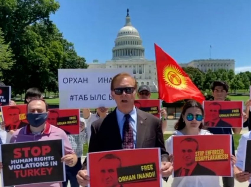 Protestë civile në rrugët e SHBA për mësuesin turk Inandë, kongresmeni Weber: “Ajo që po bën Erdogani është krim kundër njerëzimit”