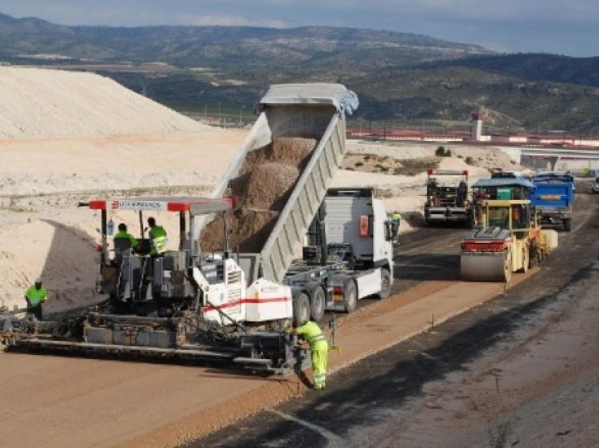 Në Spanjë, një autostradë po ndërtohet nga letra e vjetër