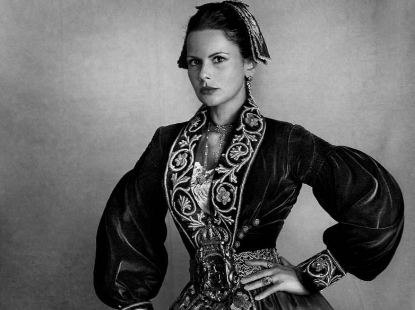 Fotografi i famshëm mahnitet nga bukuria shqiptare: Eleganca e një gruaje arbëreshe