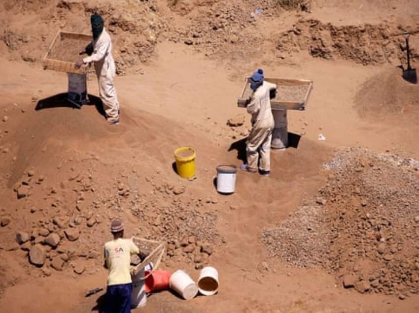 Trupat e 20 minatorëve u gjetën afër minës së artë të braktisur të Afrikës së Jugut