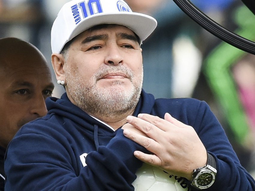 Befason doktori argjentinas: Maradona është varrosur pa zemër