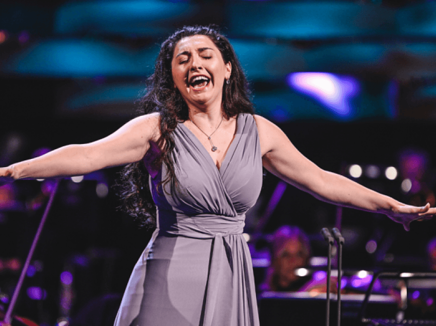 BBC publikon performancën e sopranos shqiptare Elbenita Kajtazi në ‘Cardiff Singer of the World’