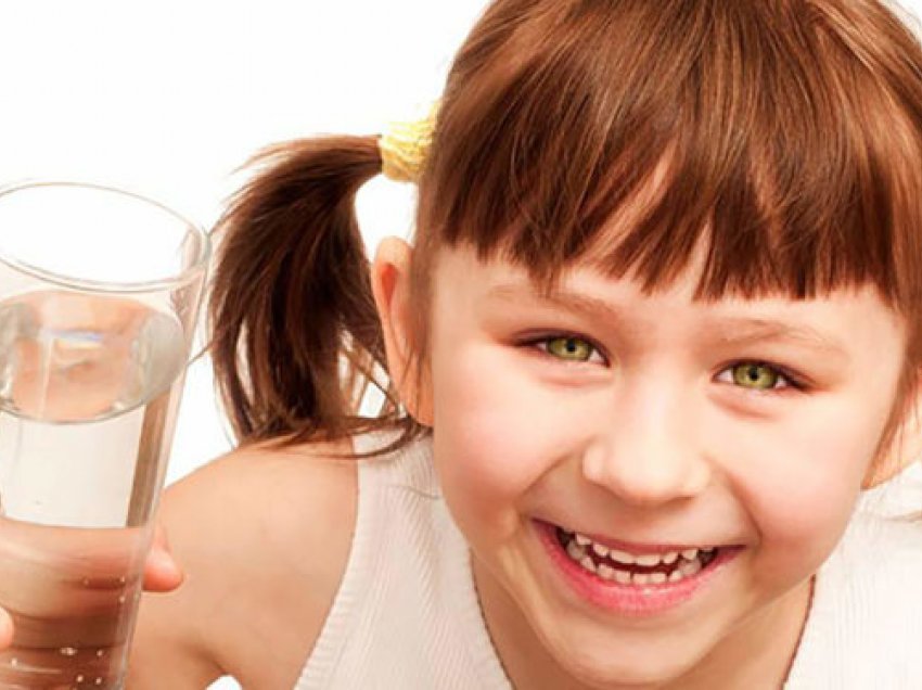 Sa duhet të pinë ujë fëmijët brenda ditës?