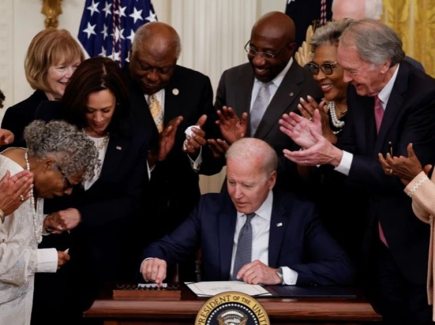 Biden firmos si festë zyrtare ditën që përkujton fundin e skllavërisë
