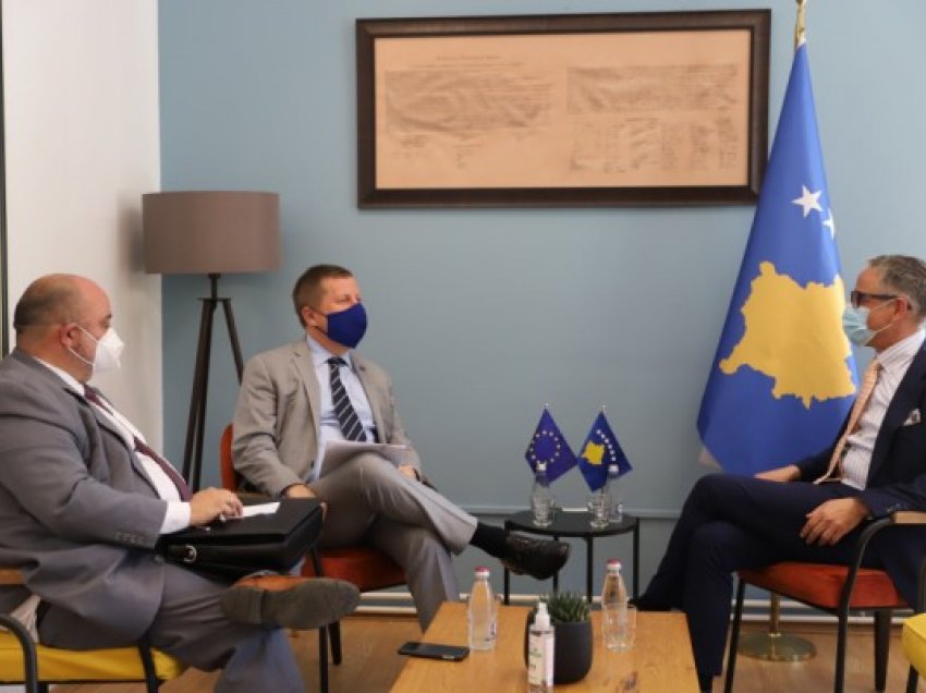 ​Ministri Vitia dhe shefi i Zyrës së BE në Kosovë diskutojnë për vaksinimin kundër COVID-19