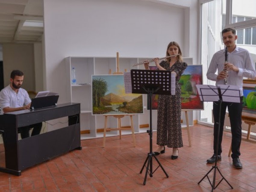 ​Me ekspozitë vizuale dhe koncert përmbyllen aktivitetet për Ditën e Çlirimit të Kamenicës