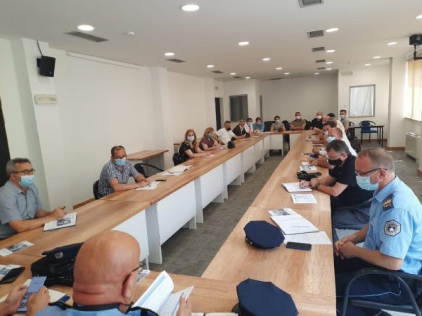 ​Drejtoria Komunale e Arsimit në bashkëpunim me Stacionin e Policisë në Kamenicë, organizojnë takim lidhur me sigurinë në shkolla