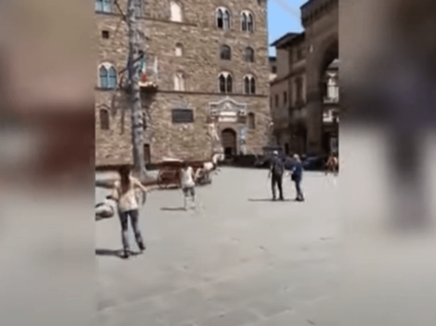 Pamjet ‘Tërbohet’ kali në Firenze dhe sulmon makinën e ministres së Brendshme