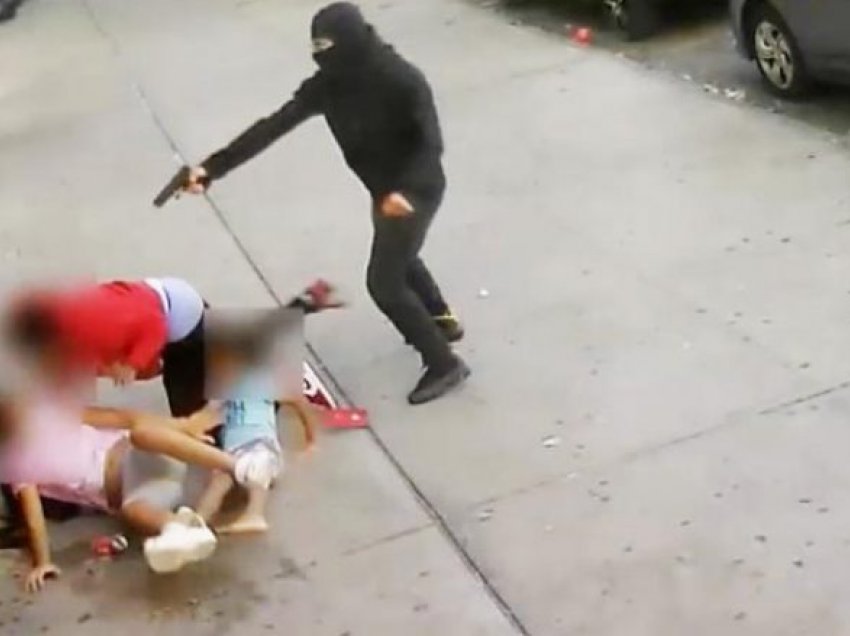 Tronditëse – një burrë në New York qëllohet në mes të ditës në prani të dy fëmijëve
