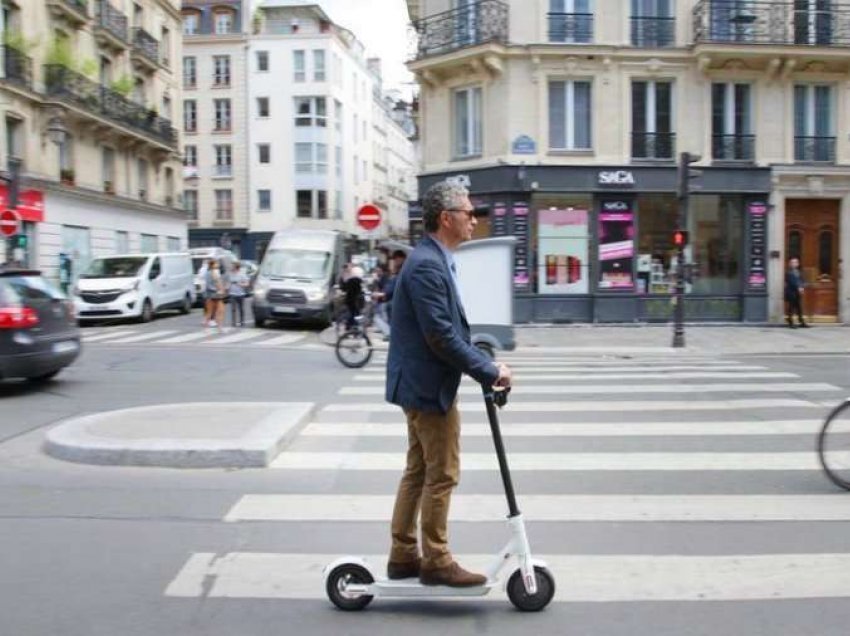 U godit nga skuteri elektrik, vdes një person në Paris
