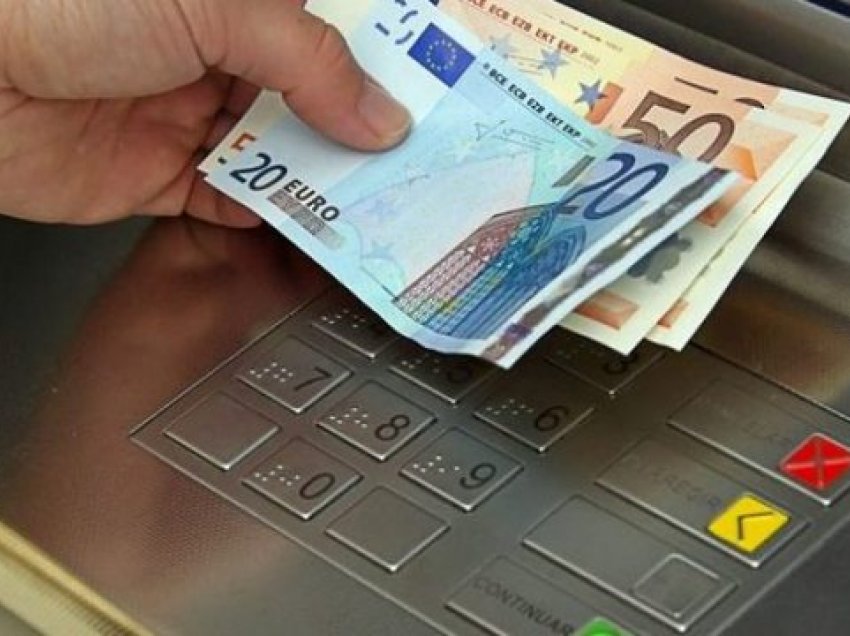 Sa përqind e shqiptarëve mbajnë euro në cash