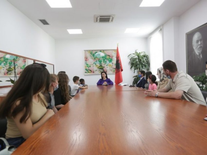 Ministrja Kushi takon fëmijë e prindër refugjatë në Shqipëri