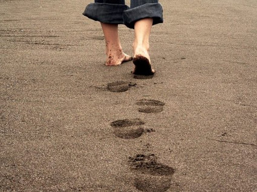 Çfarë ndodh me trupin tuaj nëse ecni zbathur në rërë?