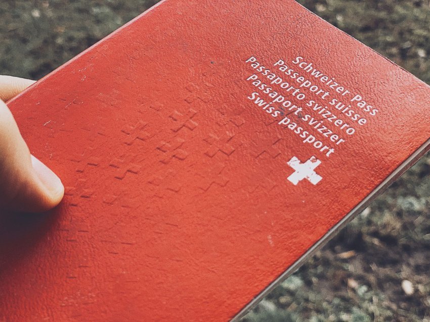 Qytetarit nga Ferizaji ia vjedhin çantën me dokumente personale zvicerane