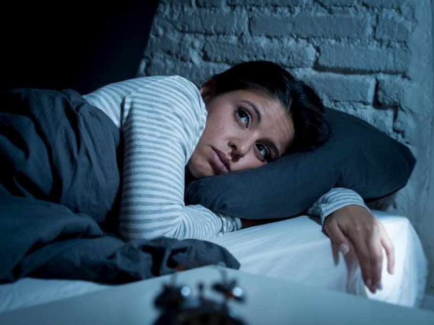 Gratë humbin 3 orë gjumë çdo natë, fajtorë meshkujt