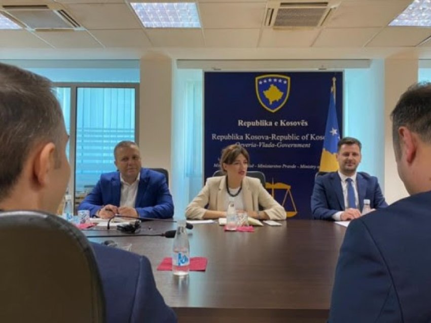 ​Ministrja Haxhiu takon anëtarët e Komisionit për Dhënien e Provimit të Jurisprudencës