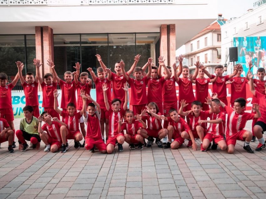 “Festivali i Futbollit 2021” nis në Korçë, vajzat e djemtë “pushtojnë” pedonalen e qytetit