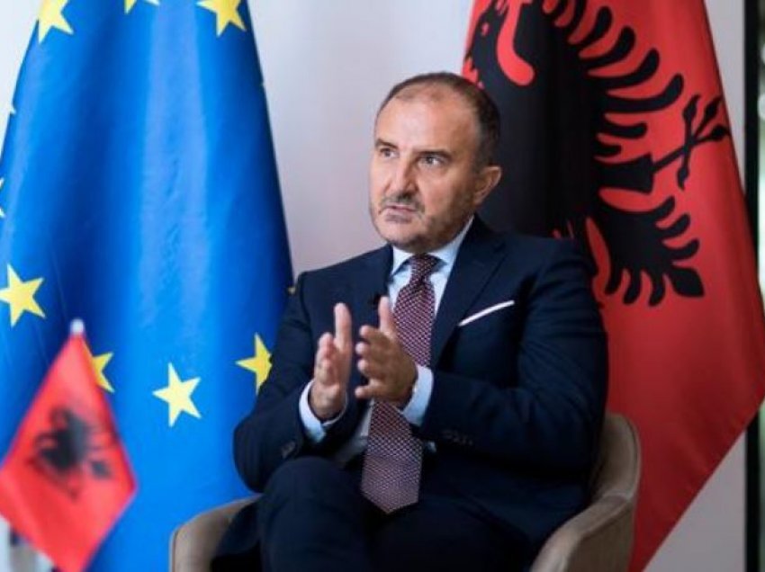 Garda shqiptare merr në mbrojtje ambasadorin e BE-së 