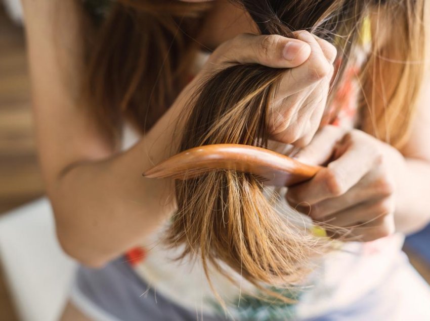 5 mënyra për të shmangur flokët e elektrizuar