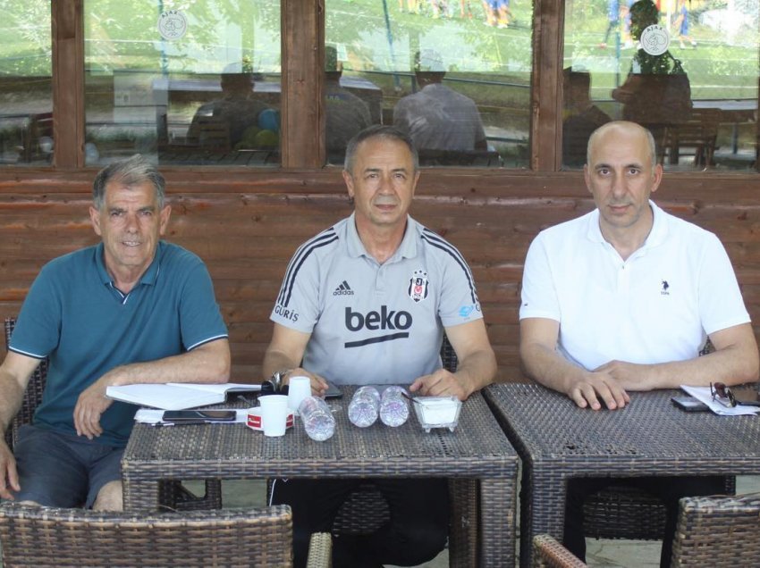Koordinatori i Akademisë së futbollit Besiktas, takohet me drejtuesit e 2 Korrikut