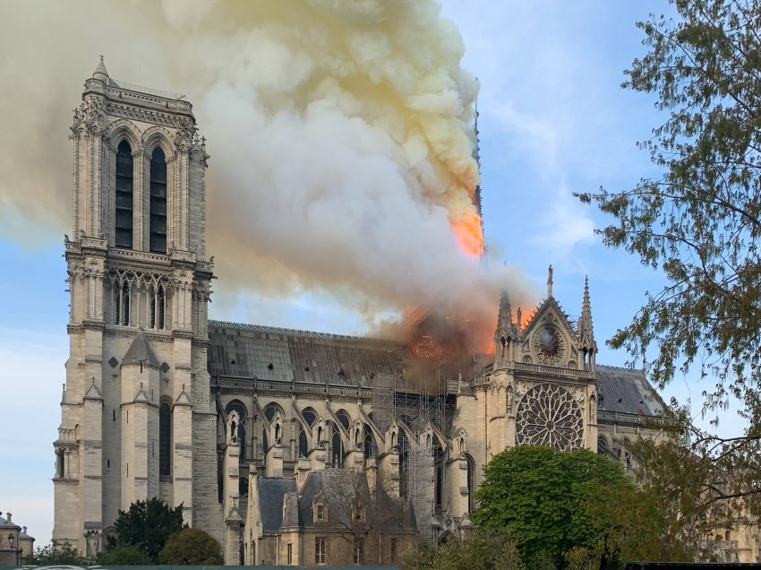 Si po rindërtohet maja e katedrales së Parisit që u dëmtua nga zjarri
