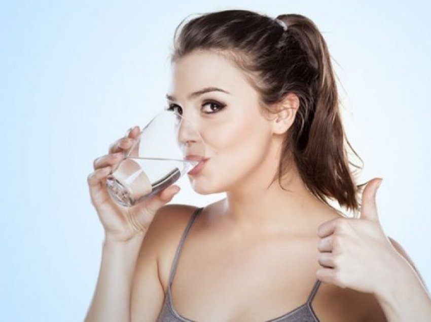 Oraret kur duhet të pini ujë për të qenë të shëndetshëm