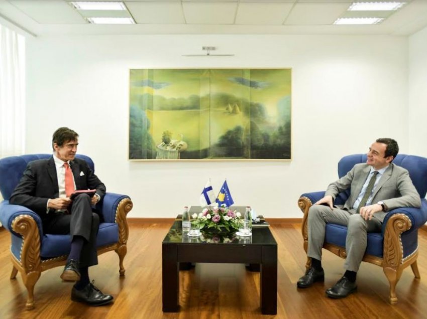 Kryeministri Kurti priti në takim diplomatin finlandez, Kai Sauer