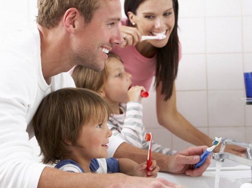 Pse ka rëndësi të madhe larja e dhëmbëve të fëmijës 