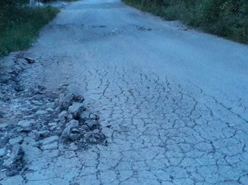Kualiteti i dobët, dëmtohet rruga në Vërrnicë: Qytetarët lënë fajtorë kamionët dhe kritkojnë kryetarin e fshatit për mosinteresim