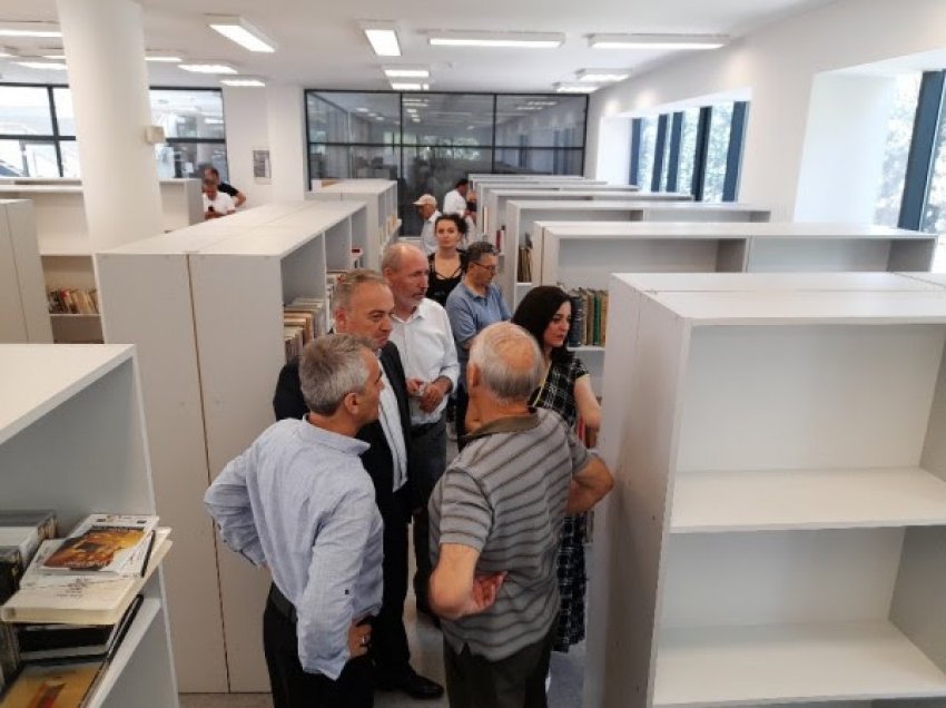 Inaugurohet biblioteka personale e akademik Idriz Ajetit në bibliotekën “Fan S.Noli” në Gjilan