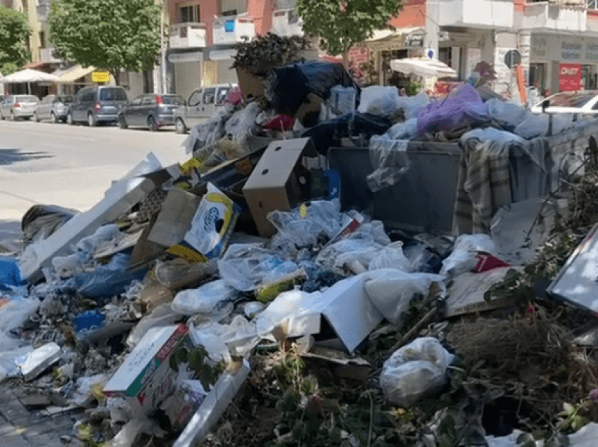 Situatë e rëndë me plehrat në Durrës, dekompozohen në trotuare, rrezik për shëndetin e qytetarëve