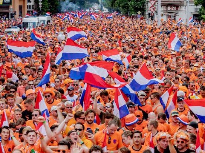 Tifozët e Holandës e pushtojnë Budapestin para ndeshjes me Republikën e Çekisë
