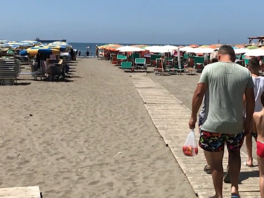 Pushime në Shëngjin/ Plazhi buzë Adriatikut përballon fluksin nga Kosova