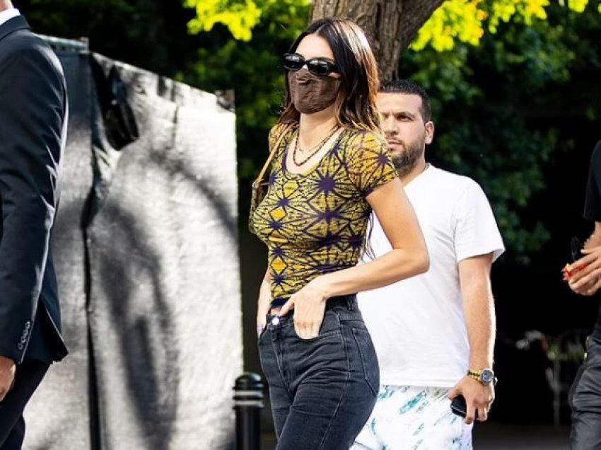 Kendall Jenner merr vëmendje me dukjen e saj