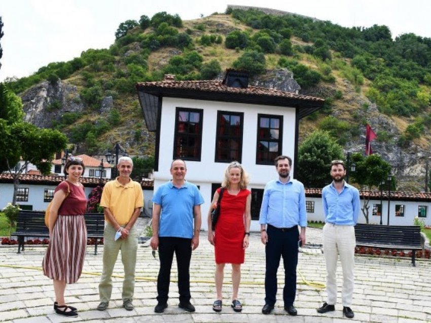 ​Viola von Cramon viziton monumentet e trashëgiminë kulturore në Prizren