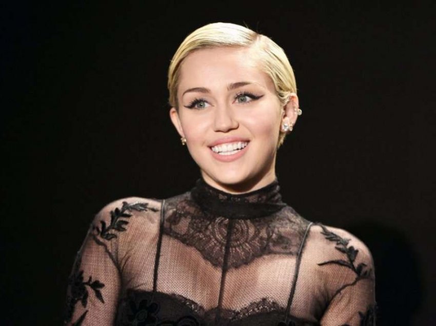 Miley Cyrus reagon për vrasjen e një fansi nga sulmi homofobik