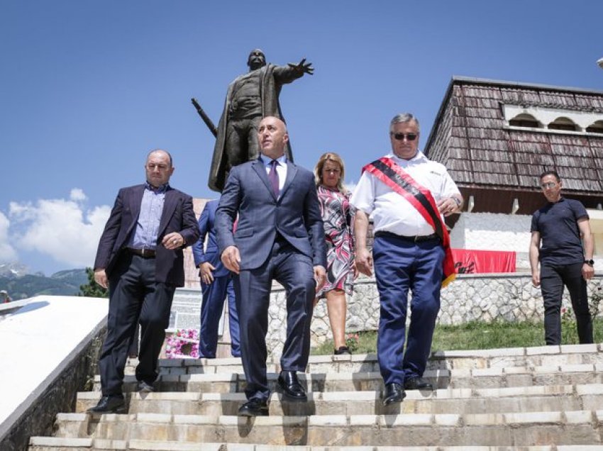 Ramush Haradinaj në Tropojë, vlerëson çlirimtarët në luftën e Kosovës