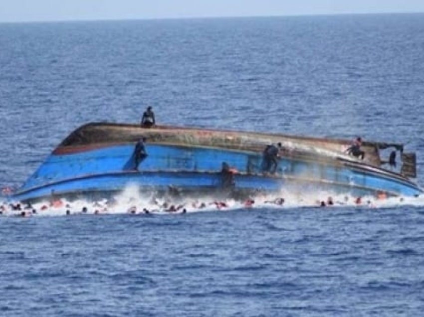 Burra, gra e fëmijë: Misteri i varkës me 20 emigrantë të vdekur!