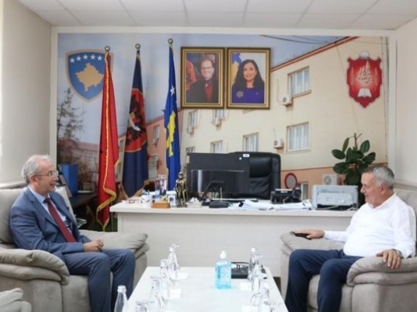 ​Ahmeti takohet me shefin e OSBE-së në Kosovë Michael Davenport