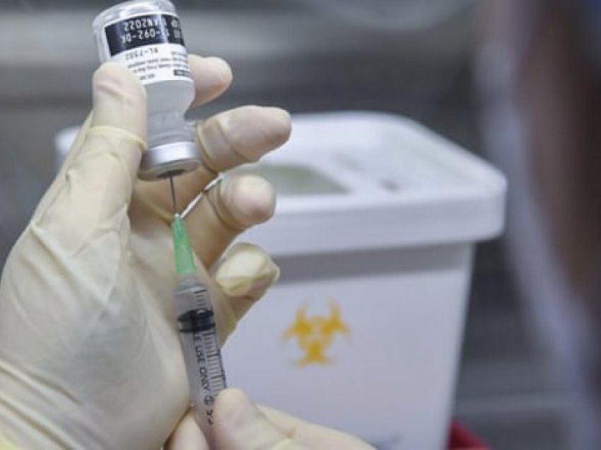 Vaksina e Pfizer-BioNTech mund të jetë më pak efektive tek njerëzit me mbipeshë!
