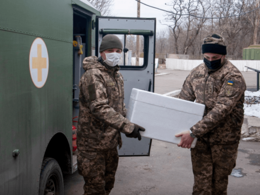 Ukraina “hedh në mbeturina” dozat e papërdorura, pasi mjekët po refuzojnë vaksinimin kundër COVID-19