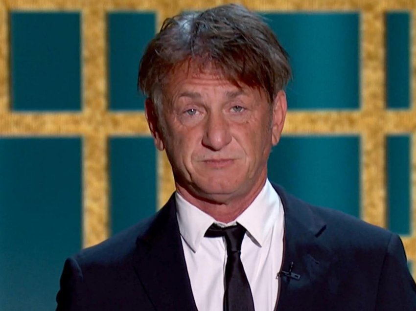 Flokët e Sean Penn në ‘Golden Globes’ bëhen shakaja e momentit në rrjetet sociale