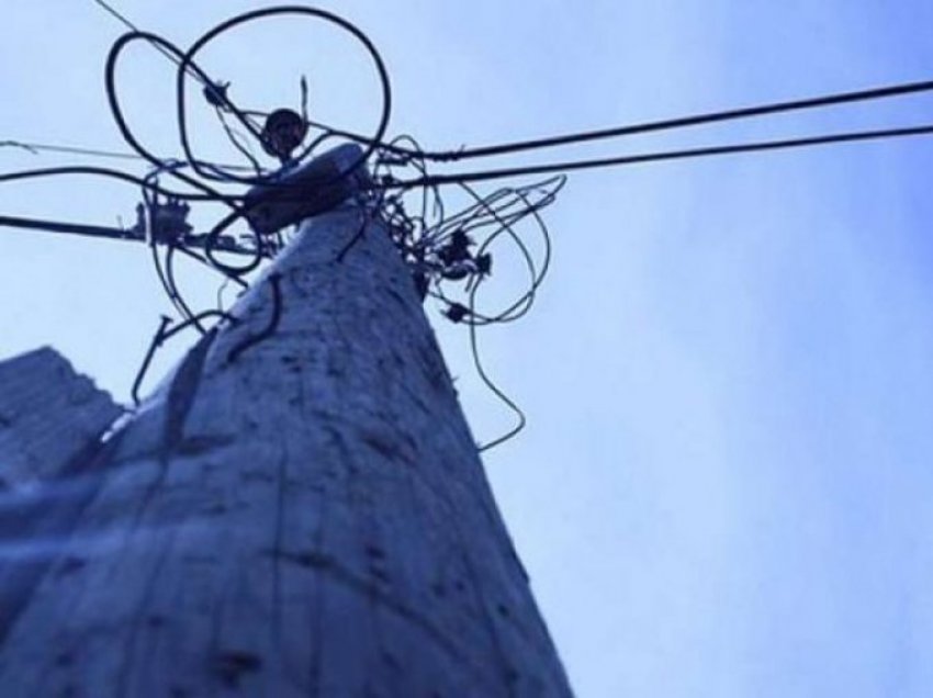Digjet një shtyllë elektrike në Ferizaj, kjo është arsyeja
