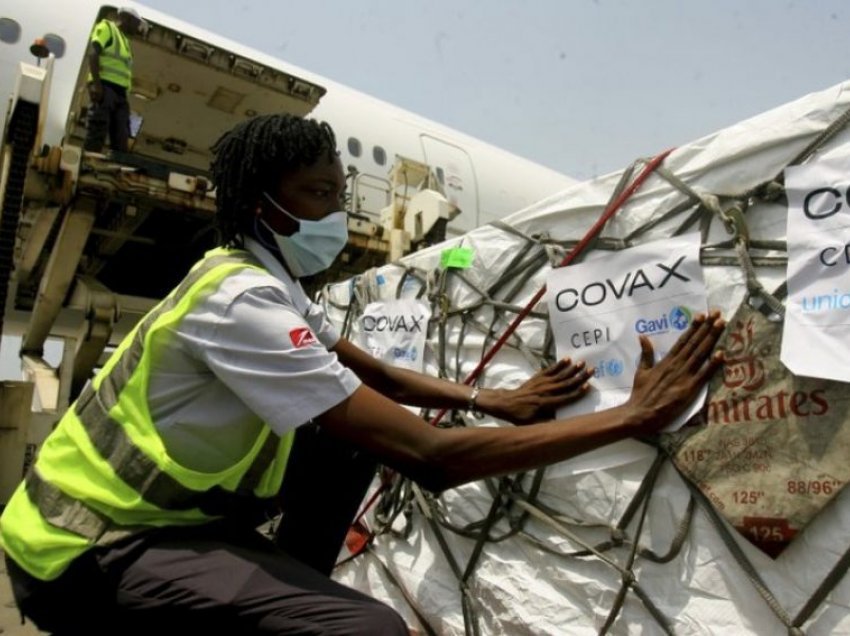 Bregu i Fildishtë dhe Gana nisin vaksinimin me vaksina anti-Covid të siguruar nga iniciativa COVAX