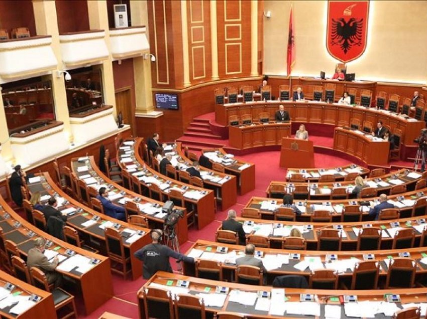 Deklaratat e Luljeta Bozos për Enver Hoxhën, deputeti i opozitës e sulmon nga salla e Kuvendit: Në Gjermani do arrestohej për….