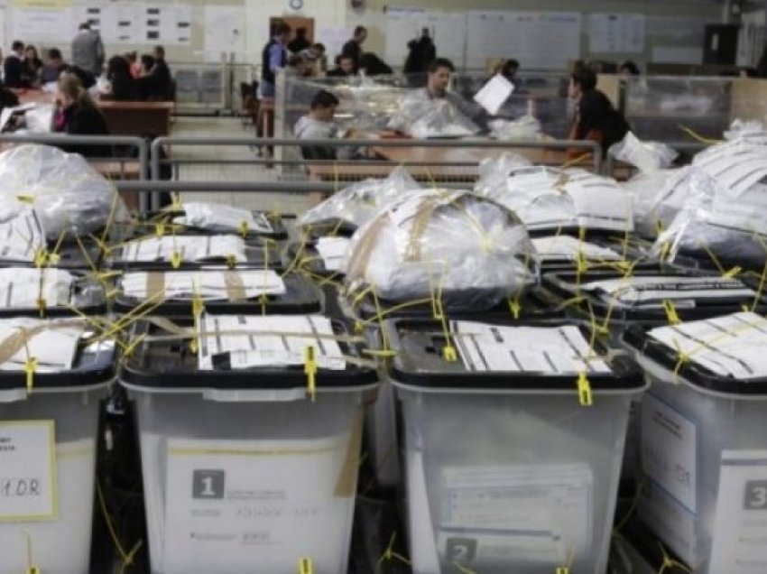 Numërohen gjysma e votave me kusht – KQZ njofton se pastaj fillon numërimi i atyre nga diaspora