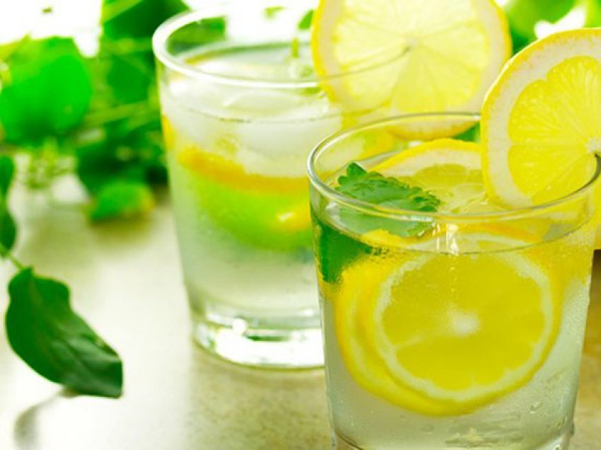 Plot vlera ushqyese dhe vitamina, ja koha e duhur për të pirë ujë me limon