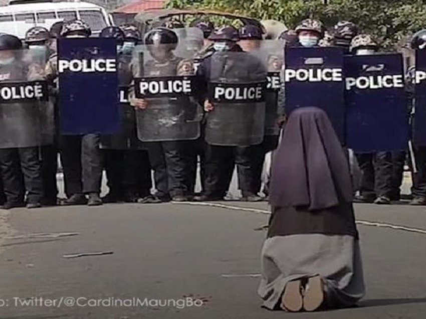 Në gjunjë dhe me lot në sy murgesha u lutet policëve që mos të qëllojnë, pamjet bëhen virale në të gjithë botën