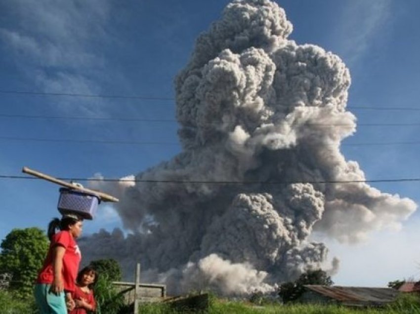 Pamje të shpërthimit të vullkanit “të fjetur për shekuj”, por tanimë shumë aktiv në Indonezi